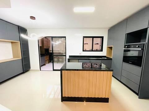 Lindo Sobrado Triplex com 3 dormitórios, suíte, lavabo, espaço gourmet, 220 M² no centro de Pinhais.