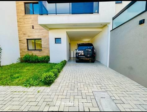 Lindo Sobrado Triplex com 3 dormitórios, suíte, lavabo, espaço gourmet, 220 M² no centro de Pinhais.