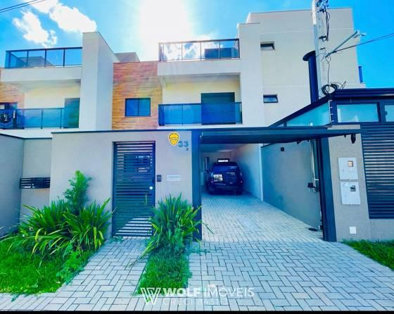 Lindo Sobrado Triplex com 3 dormitórios, suíte, lavabo, espaço gourmet, 220 M² no centro de Pinhais.
